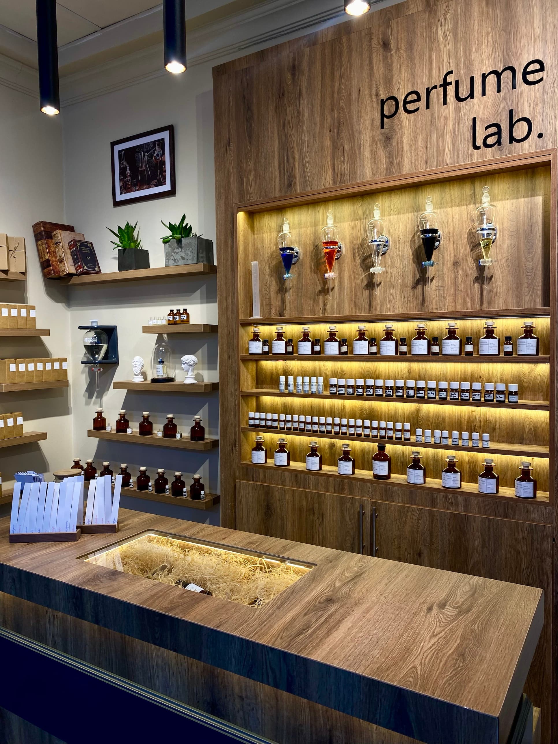 Стойка perfume lab в магазине LAB PARFUM