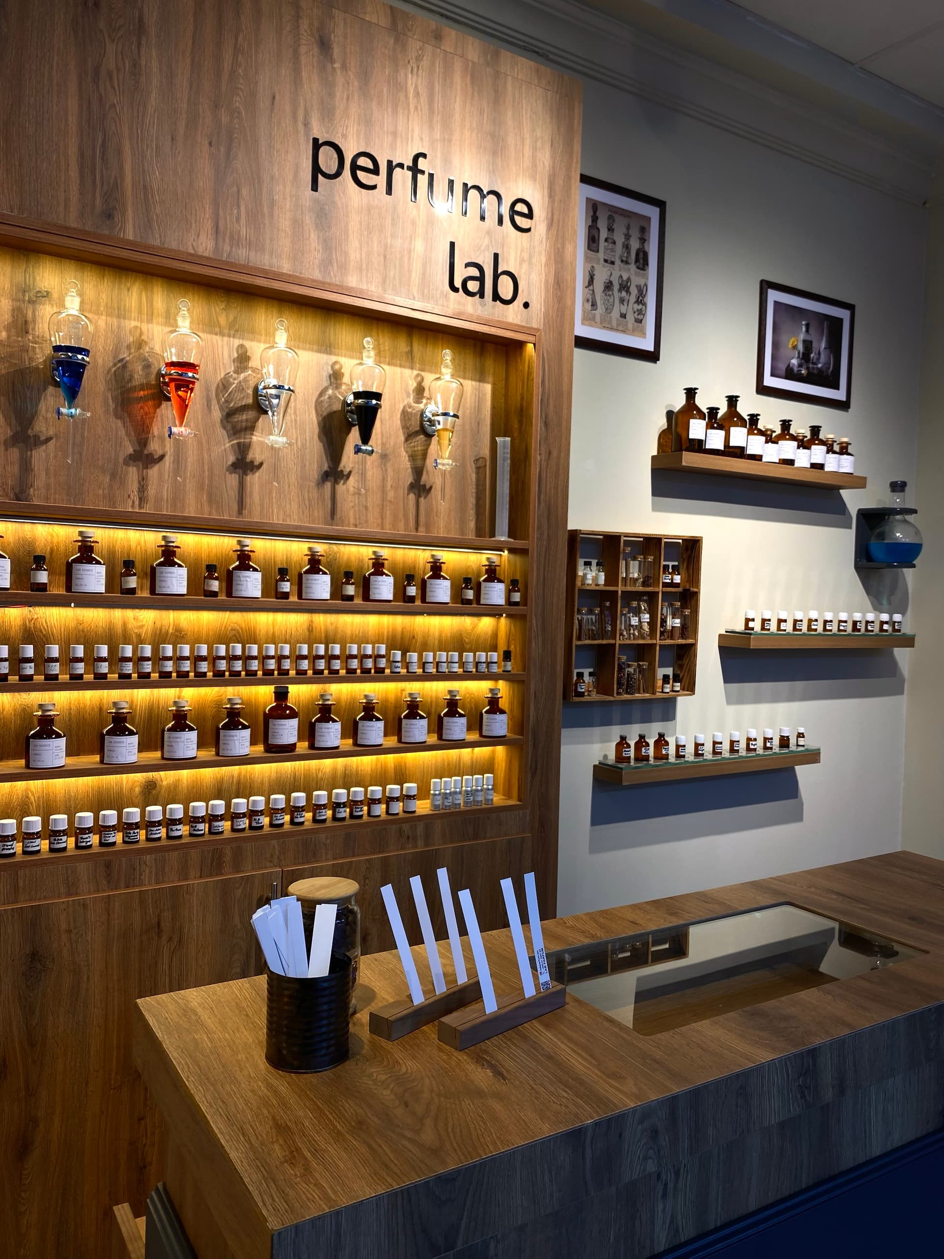 Зона perfume lab в магазине LAB PARFUM